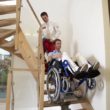 schodzenie z wózkiem inwalidzkim po schodach